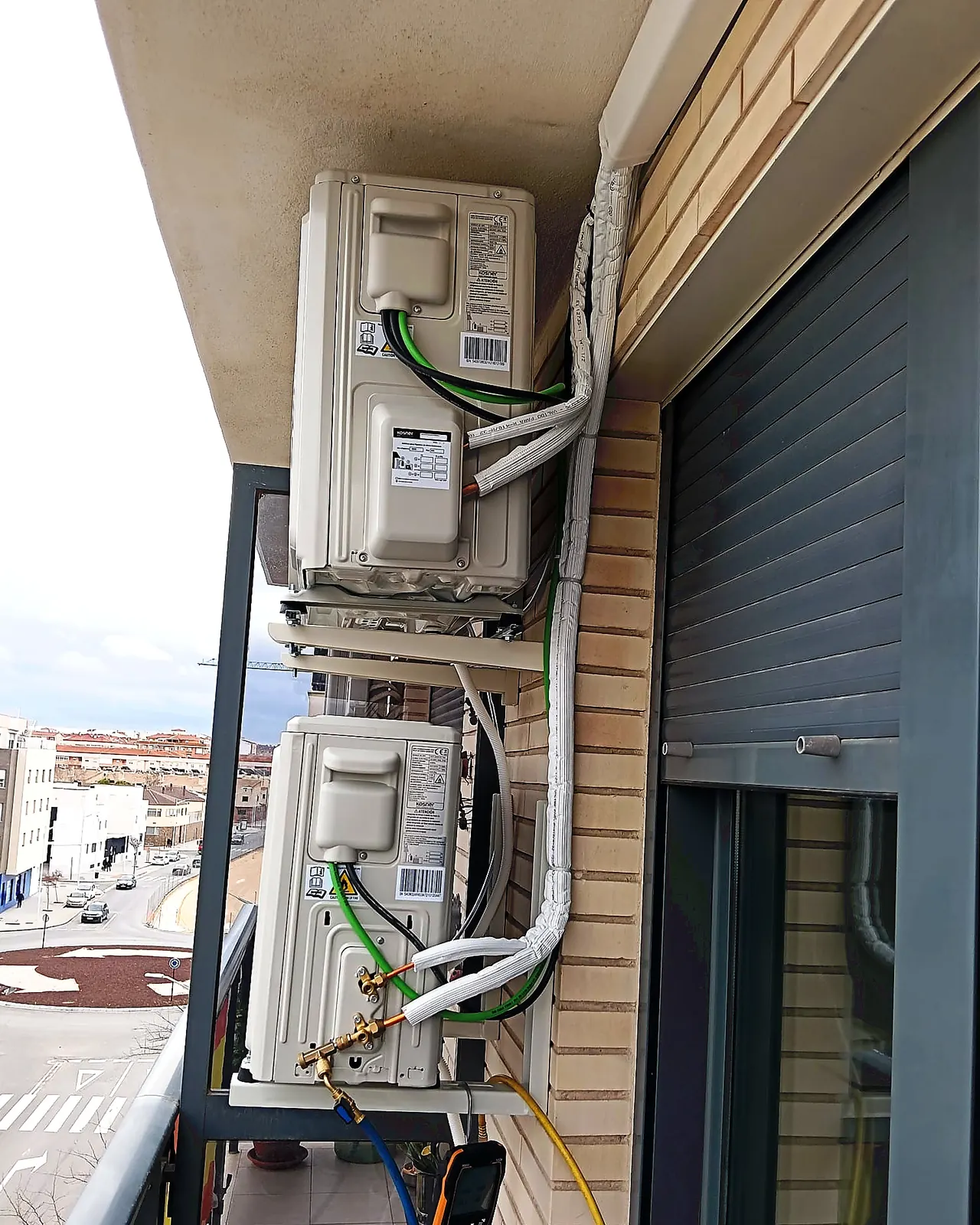 Puesta en marcha de bomba de calor con dos unidades exteriores en balcón