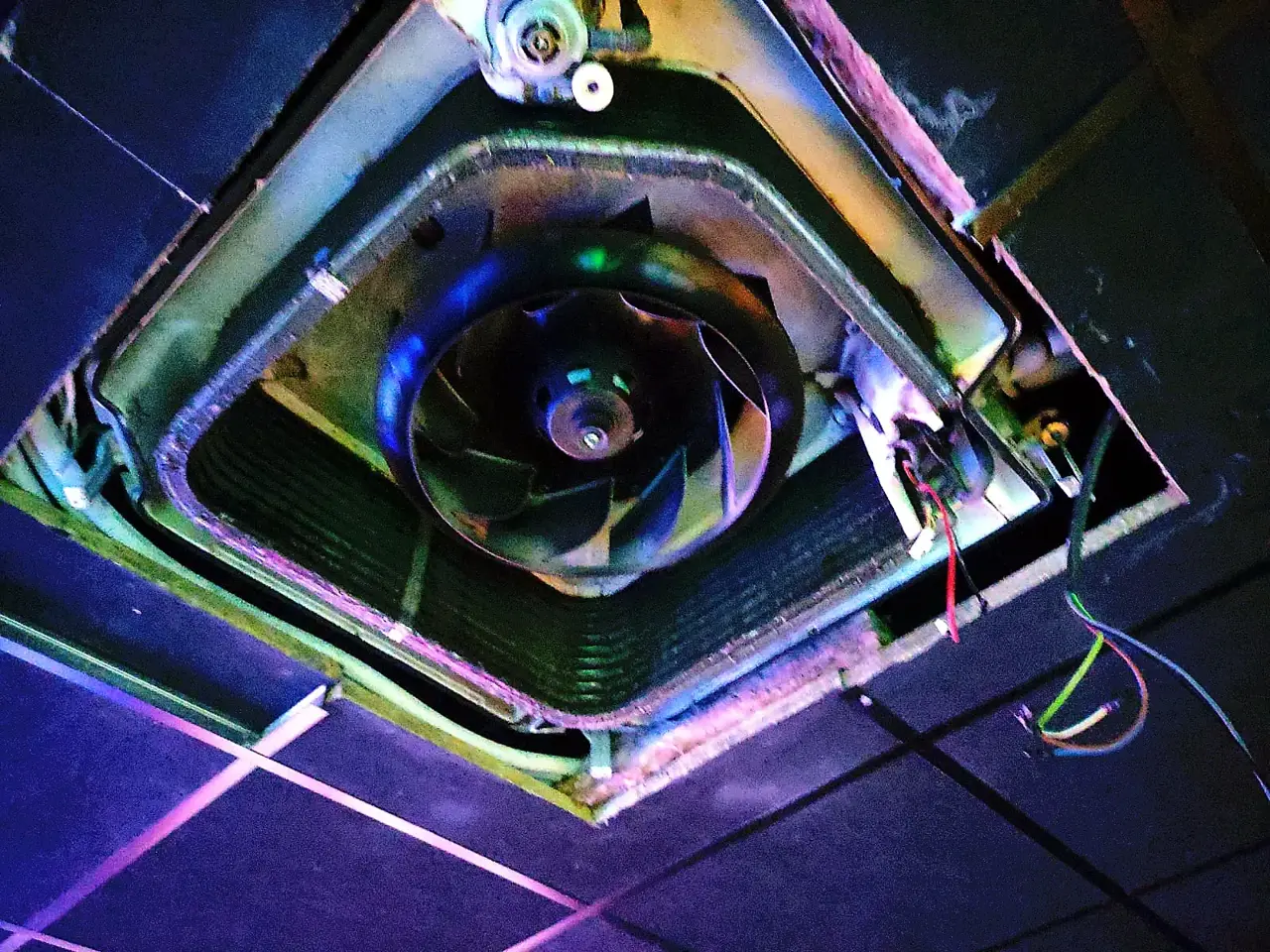 Reparación de cassette de aire acondicionado en local nocturno