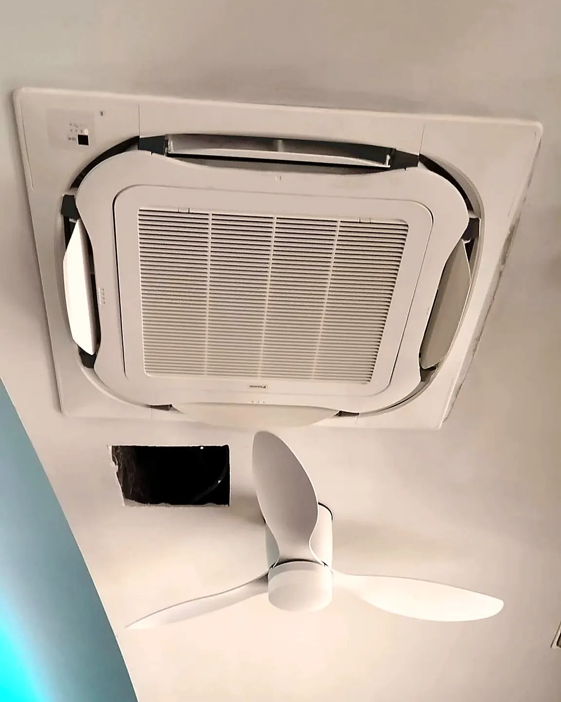 Cassette Fujitsu de aire acondicionado en local de hostelería