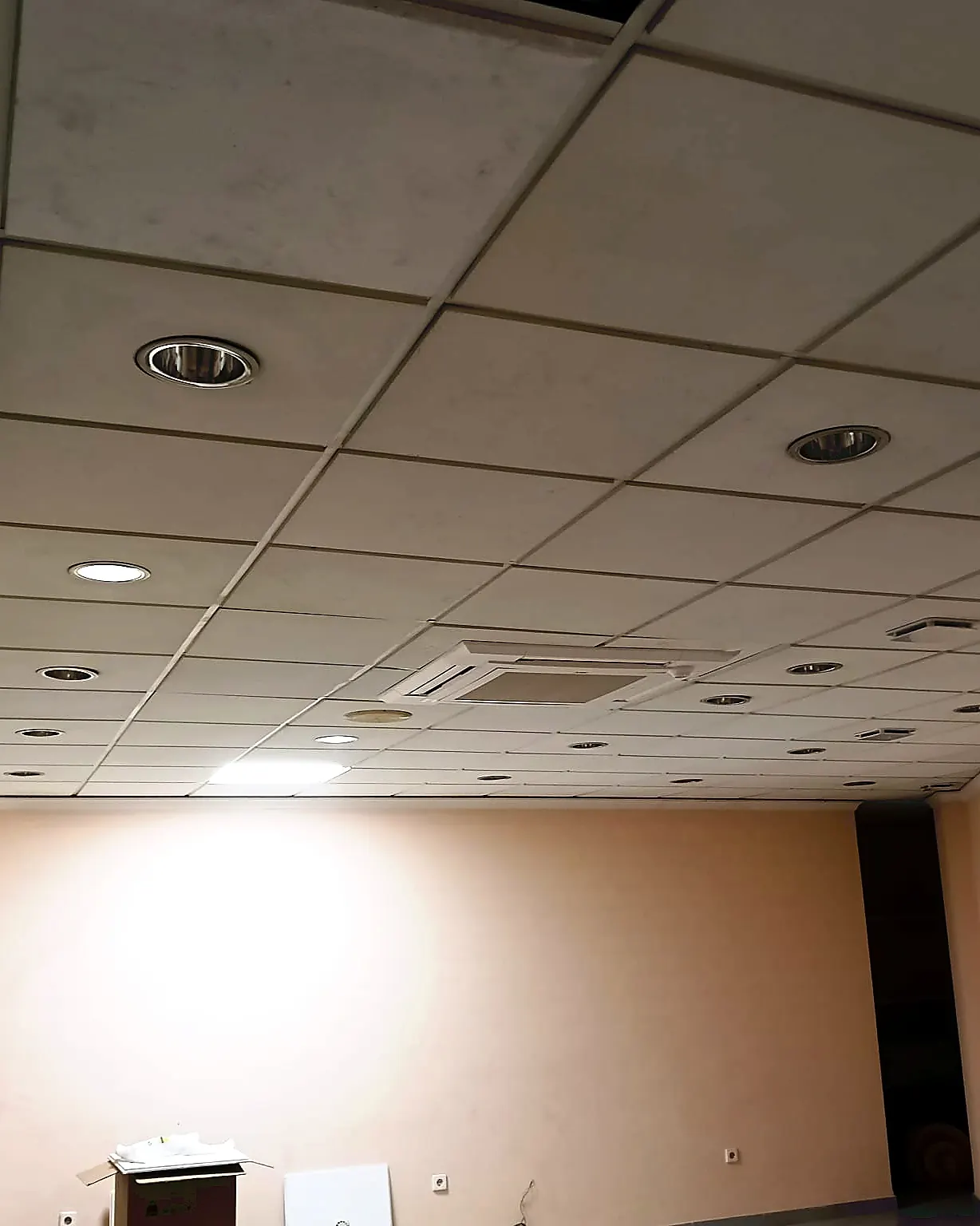 Cassette de techo instalado en un local comercial