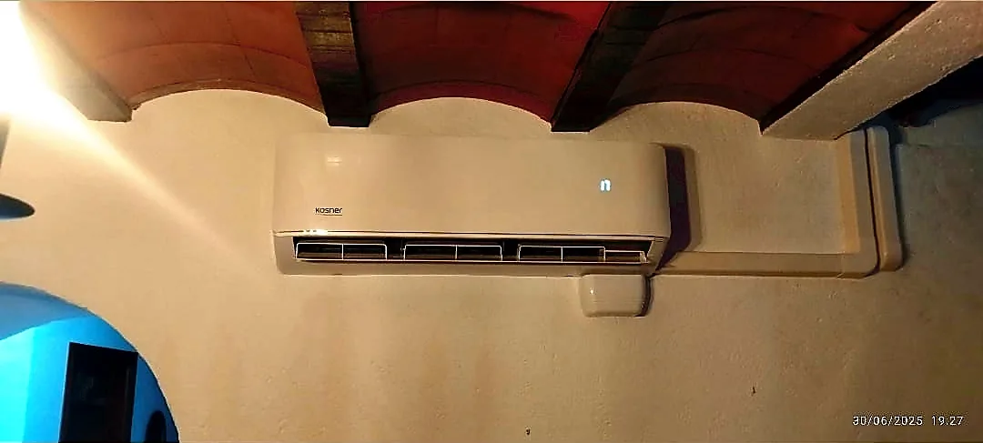 Split Kosner instalado bajo techo abovedado de ladrillo